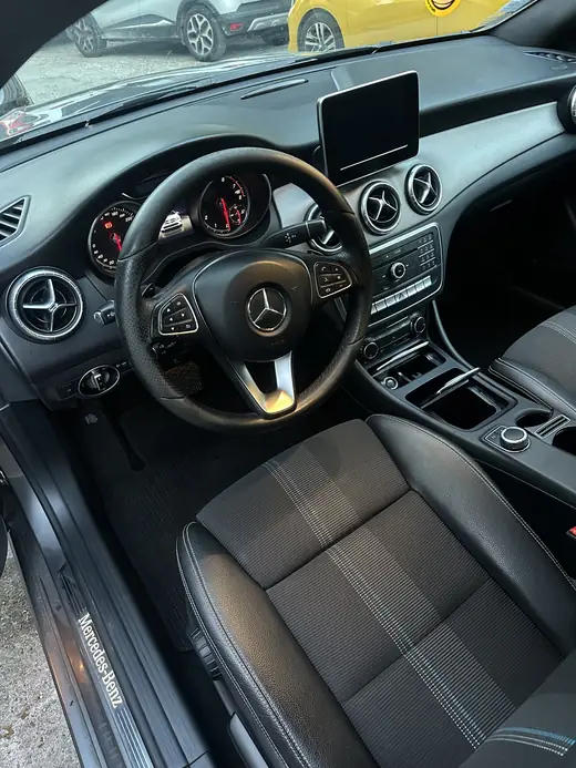 Mercedes, planche de bord et écran détaillés — Auto Detailing 06, Nice