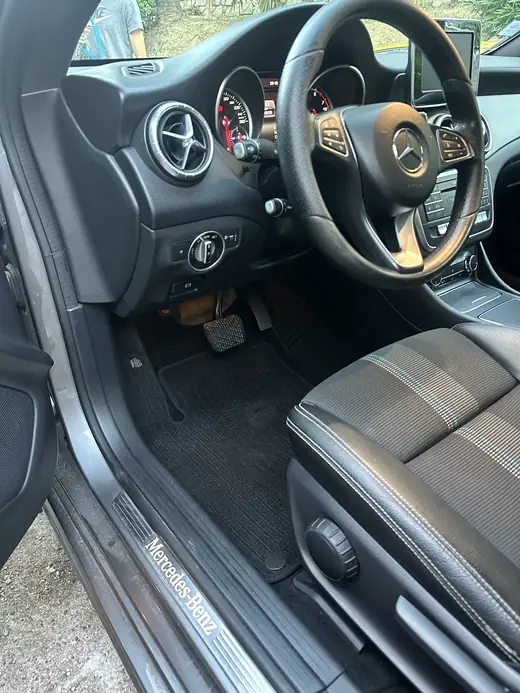 Mercedes, poste de conduite nettoyé — Auto Detailing 06, Nice
