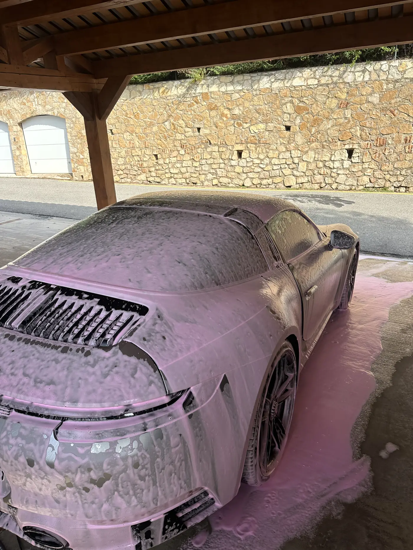 Prélavage mousse avant application de la protection carrosserie